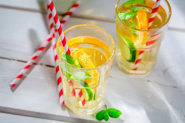 Zdravé limonáda s ovocem s ve slunečný den — Stock fotografie