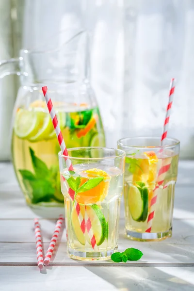 Свежий лимонад с фруктами летом — стоковое фото