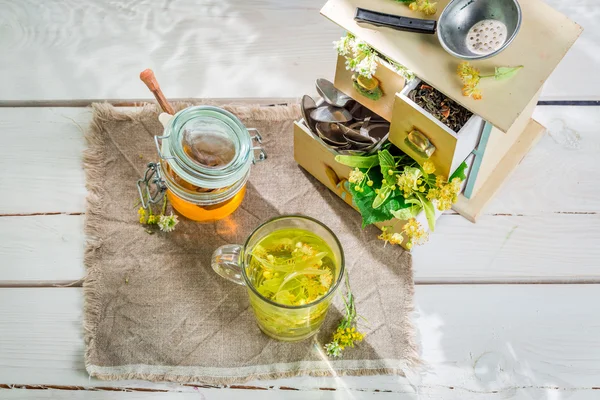 Tè di tiglio sano con miele in giorno estivo — Foto Stock