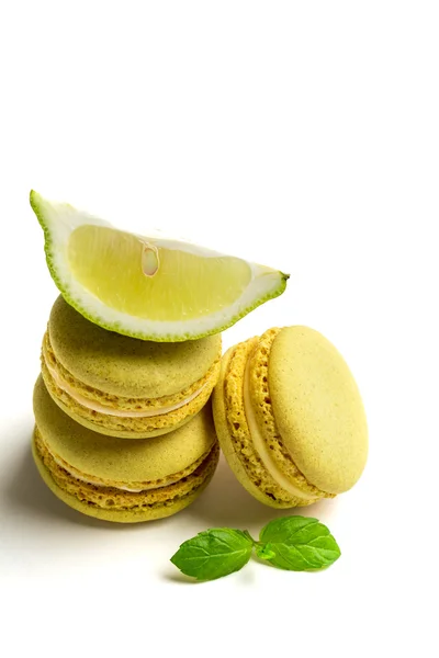 Macarrones amarillos con limón sobre fondo blanco —  Fotos de Stock