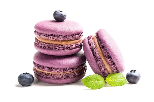 Macarons sucrés aux bleuets sur fond blanc — Photo