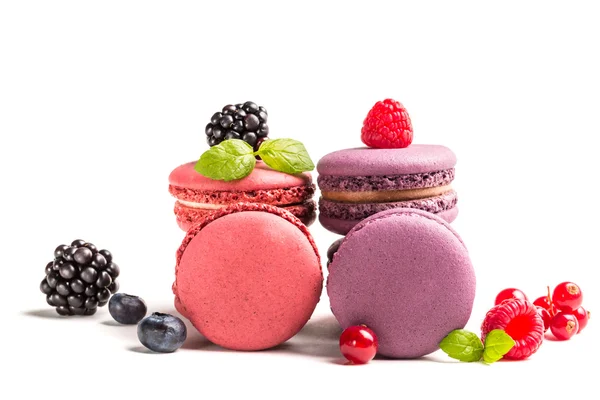 Macarrones dulces con frutas de bayas sobre fondo blanco — Foto de Stock