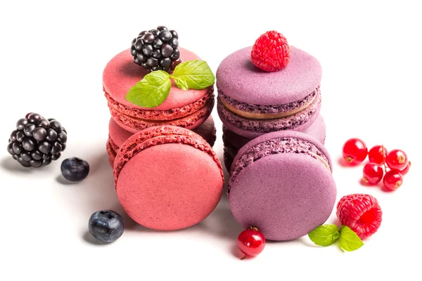 Macarrones dulces con frutas sobre fondo blanco — Foto de Stock