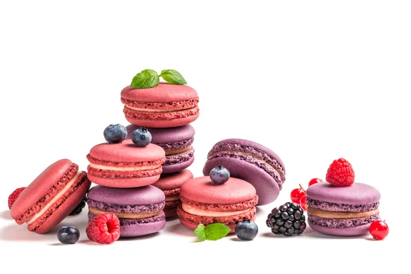 Macarrones coloridos con frutas sobre fondo blanco — Foto de Stock