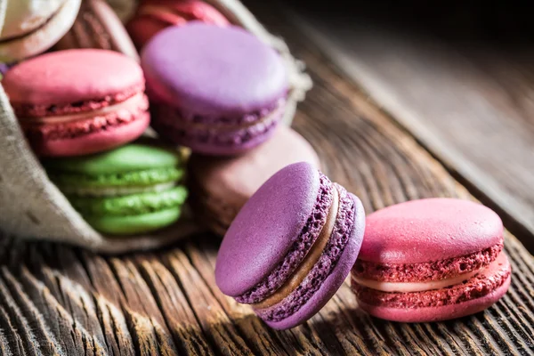 Macarrones dulces sobre mesa de madera — Foto de Stock