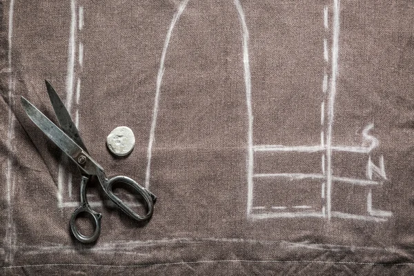 Старовинний пошивний візерунок штани з тканиною, ножицями і крейдою — стокове фото