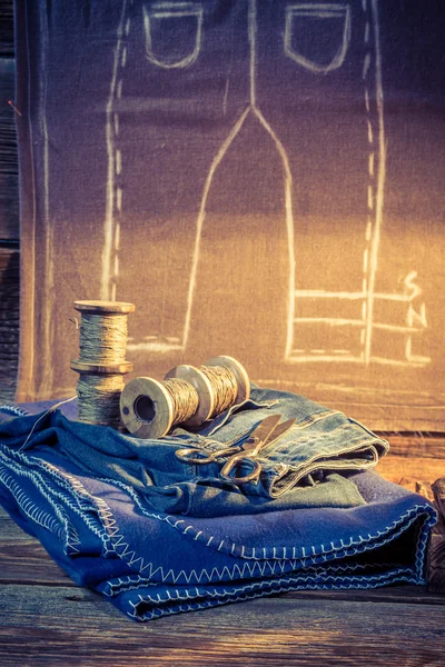 Ткань, иглы и ножницы в швейной мастерской — стоковое фото