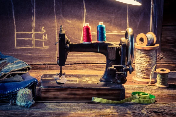 Oficina de alfaiate vintage com máquina de costura, pano e tesoura — Fotografia de Stock