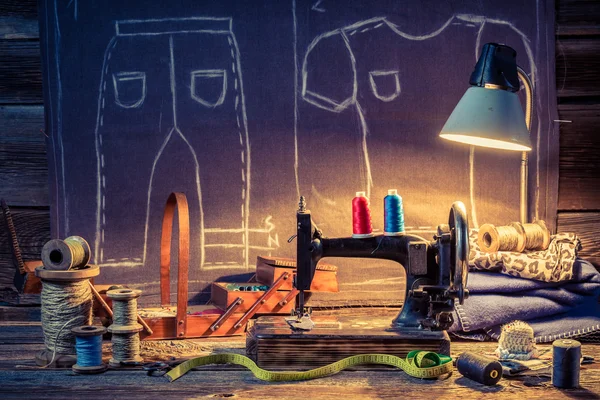 Old tailor workshop with sewing machine and cloth — Stock Photo, Image