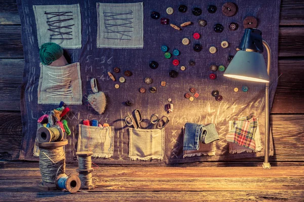 Naaien doek gemaakt van draden, naalden en knopen in de werkplaats op maat — Stockfoto