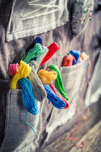 Fundo artesanal feito de fios, agulhas e botões na oficina de alfaiate — Fotografia de Stock