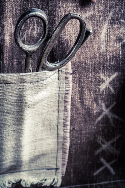 A tesoura do velho alfaiate no tapete — Fotografia de Stock