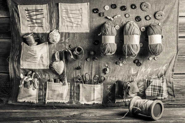 Vintage naaien mat gemaakt van knoppen, naalden en draden in de werkplaats op maat — Stockfoto