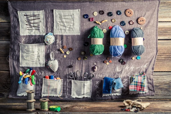 Stuoia di cucito vintage fatta di fili, aghi e bottoni in laboratorio sartoriale — Foto Stock