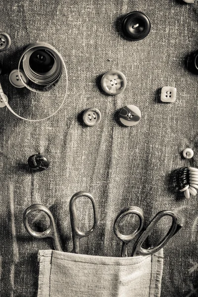 Fondo vintage hecho de botones, agujas e hilos en taller de sastrería —  Fotos de Stock