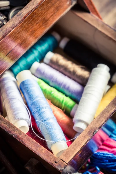 Old tailor's wooden box with buttons, needles and threads — Stock Photo, Image