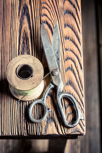 Vintage naaien tabel met schaar en draden — Stockfoto