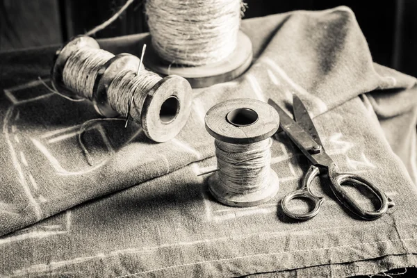 Mesa de costura vintage com fios, agulha e tesoura — Fotografia de Stock