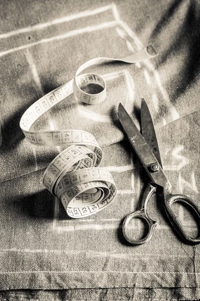 Closeup of sewing table with scissors and cloth — Stock Photo, Image