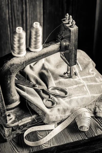 Máquina de costura com fios, tesouras e pano — Fotografia de Stock