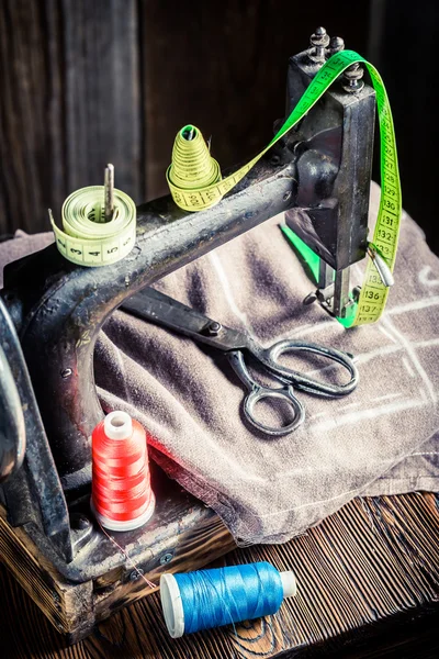 Máquina de alfaiataria com tesoura, fios e pano — Fotografia de Stock