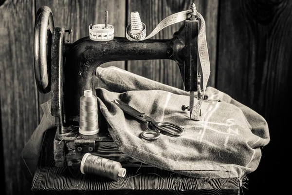 Máquina de costura com fios, tesouras e pano — Fotografia de Stock