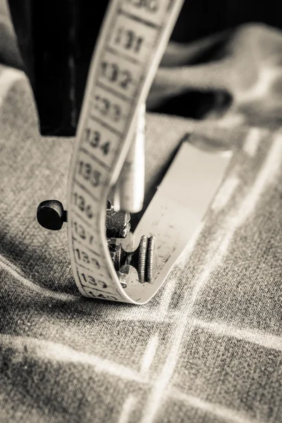 Vintage tailor machine with scissors, threads and cloth — Stock Photo, Image