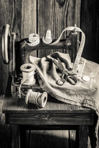 Oude kleermaker machine met een schaar, doek en draden — Stockfoto