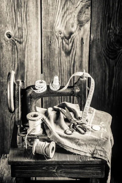 Vieille machine à tailler avec fils, ciseaux et tissu — Photo