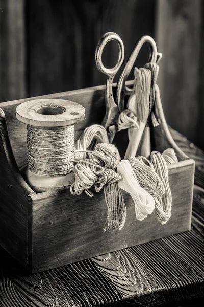 Иглы, нитки и ножницы в швейной мастерской — стоковое фото