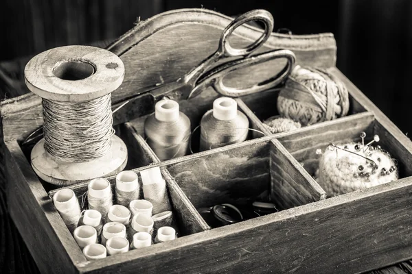 Fios vintage, agulha e tesoura na mesa sob medida — Fotografia de Stock