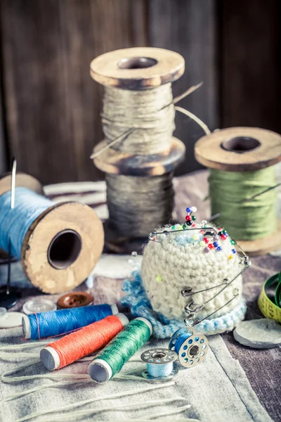 Tijeras vintage, aguja e hilos en taller de sastrería —  Fotos de Stock