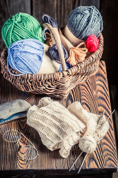 Cachecol de malha feito de lã colorida — Fotografia de Stock