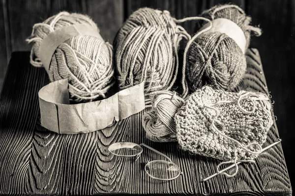 Foulard tricoté fait maison avec écheveau de couleur — Photo