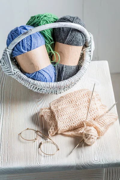 Foulard tricoté fait maison par grand-mère — Photo