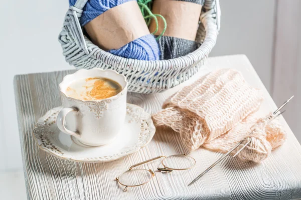 Écharpe tricotée à la main avec écheveau de couleur — Photo