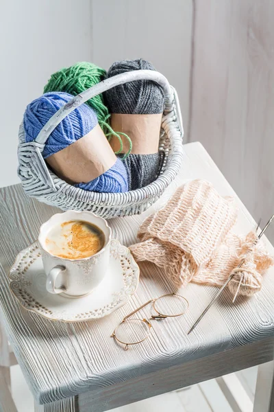 Écharpe tricotée à la main en laine colorée — Photo