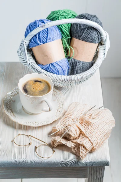 Foulard tricoté vintage avec écheveau de couleur — Photo
