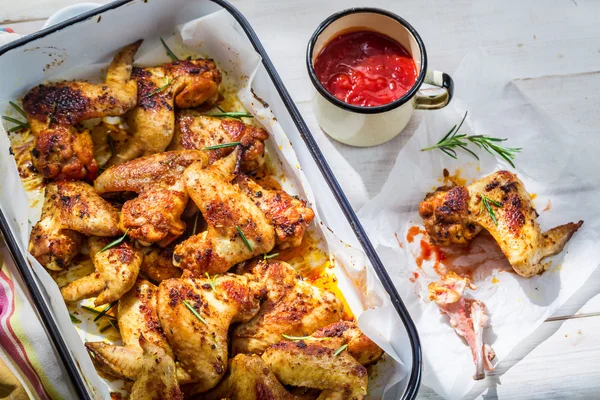 Ali di pollo arrosto con salsa barbecue — Foto Stock