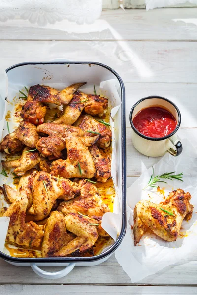 Hete Kippenvleugels in zomerkeuken — Stockfoto