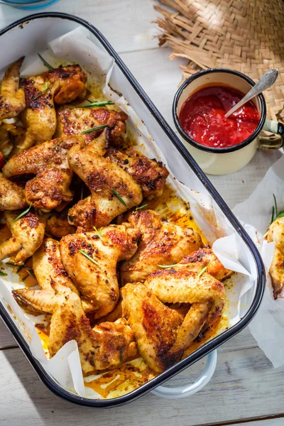 Domácí kuřecí křídla v rustikální kuchyni — Stock fotografie