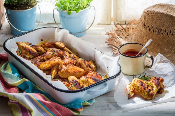 In de zomerkeuken zelfgemaakte kippenvleugeltjes — Stockfoto