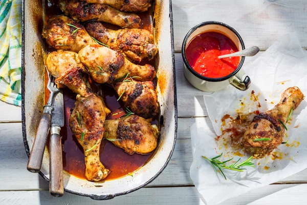 Gambe di pollo calde in cucina rustica — Foto Stock