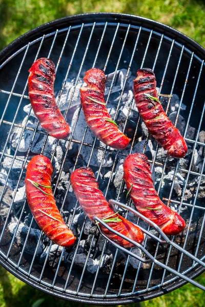 Geroosterde worstjes met rozemarijn op de tuin, barbecue — Stockfoto