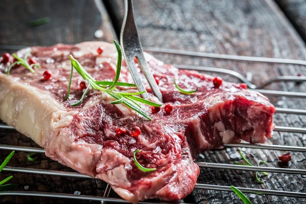 Beef with herbs ready to grill — Stock Photo, Image