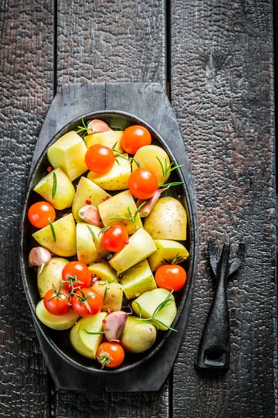 Овочі зі свіжим помідором і часником готові до грилю — стокове фото