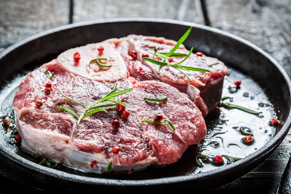 Closeup de carne bovina com ervas prontas para grelhar — Fotografia de Stock