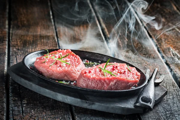 ハーブと赤肉の新鮮な作品を焼き — ストック写真