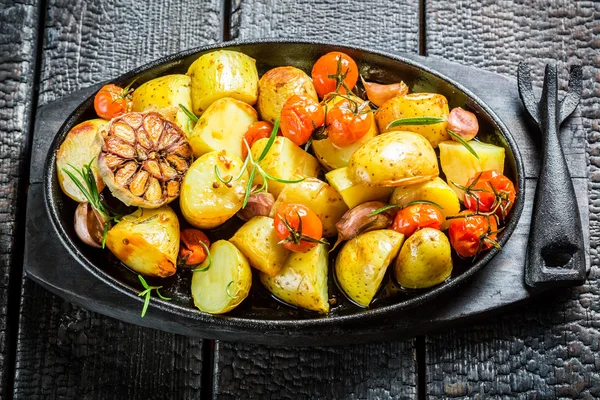 Rostad potatis med rosmarin och vitlök — Stockfoto