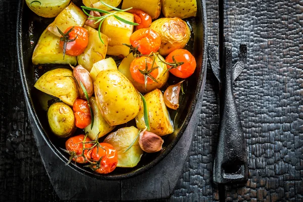 Gegrillte Kartoffeln mit Rosmarin und Knoblauch — Stockfoto